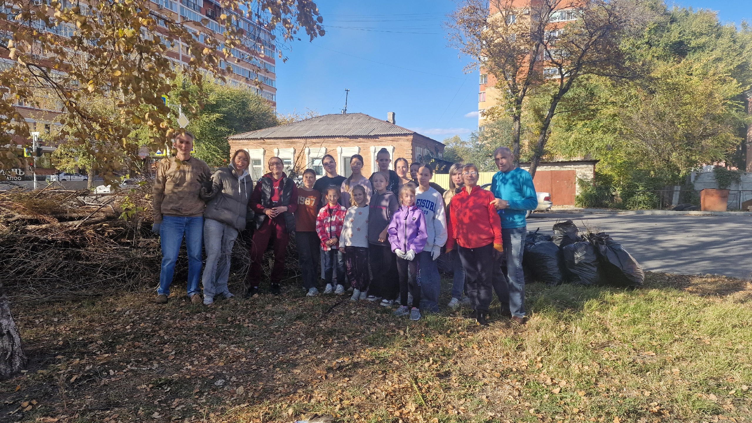 Юные фигуристы и их родители присоединились к общегородской акции «Город берегу»