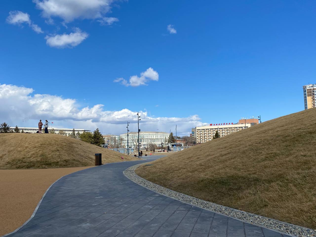 Благовещенцам напоминают: ландшафтный парк с искусственными холмами — не трасса для гонок!