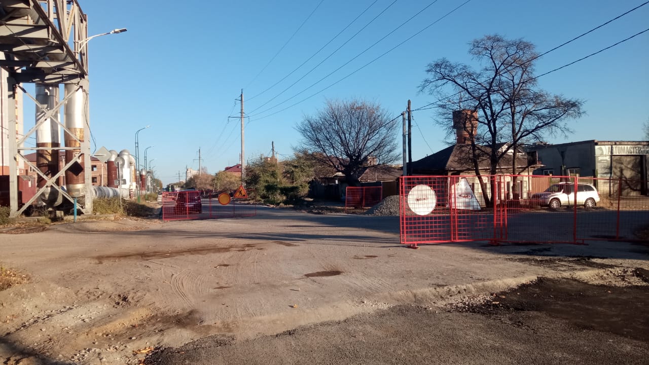 Улицу Октябрьскую в Благовещенске «одевают» в нижний слой асфальта 