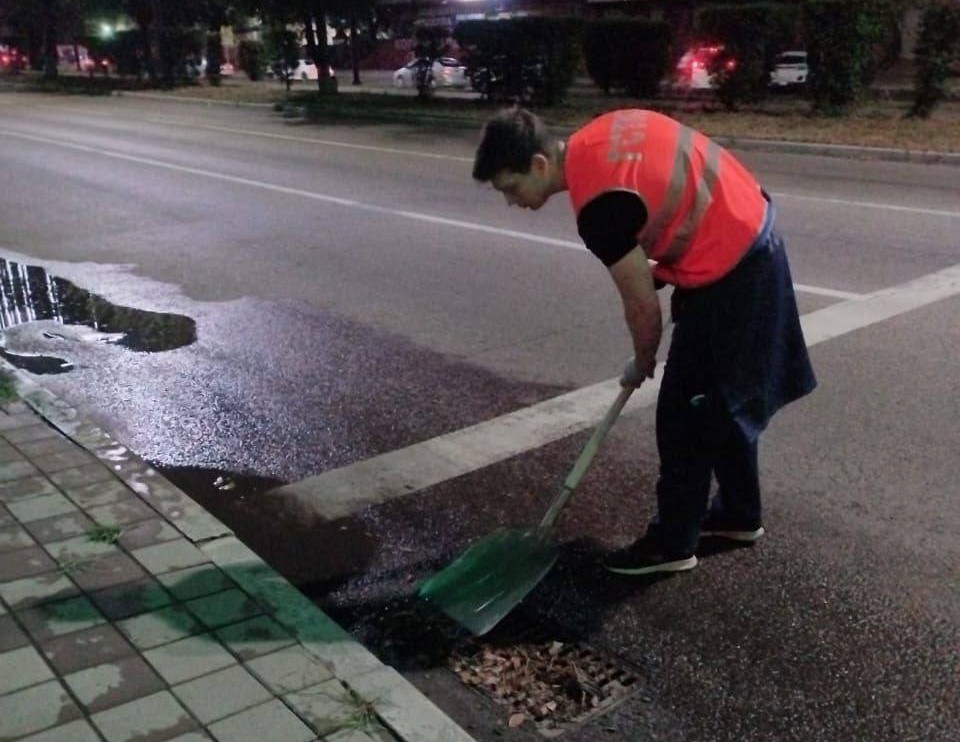 Ночью на городских магистралях чистили дождеприемные колодцы