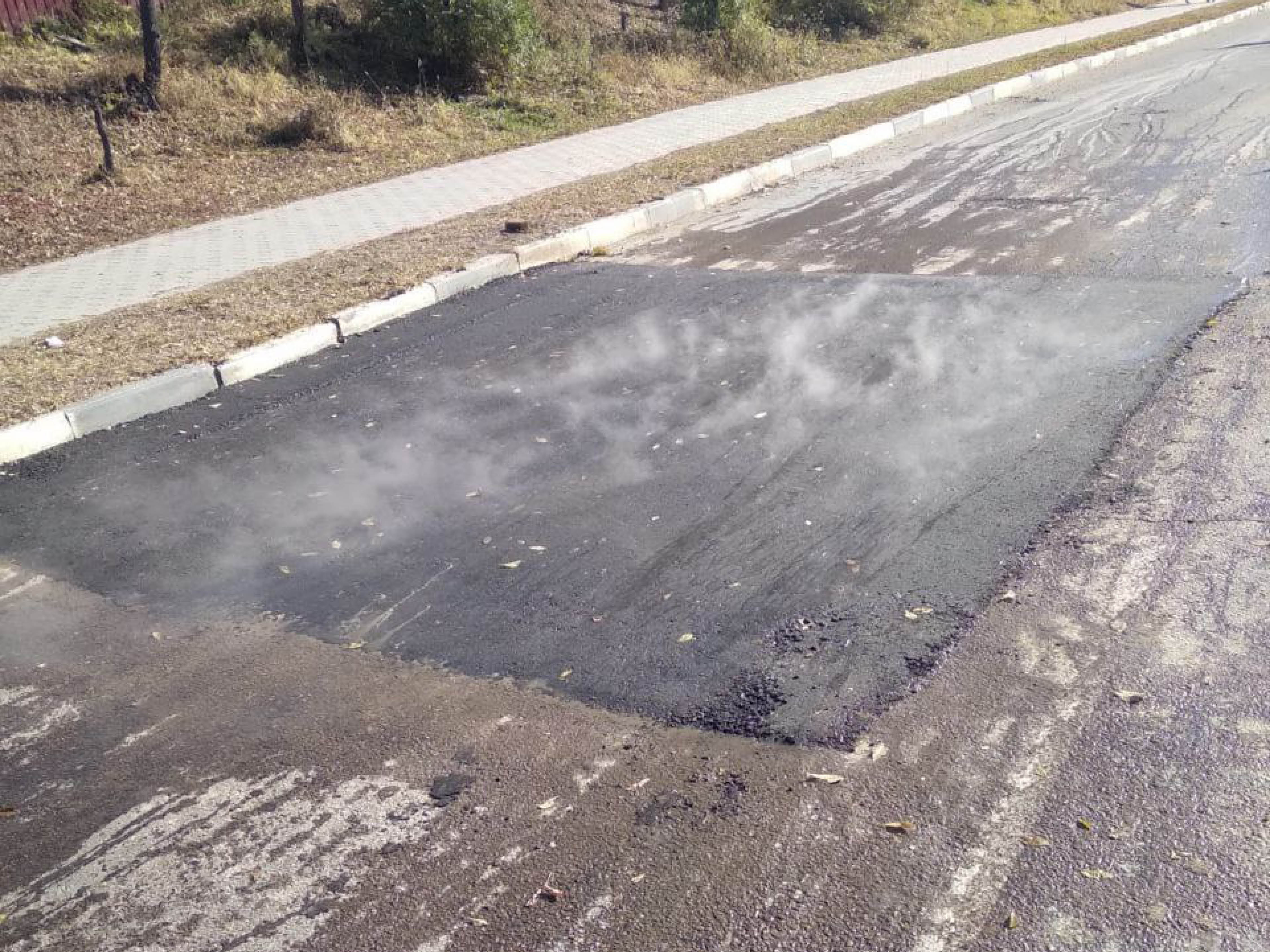 Рабочие ГСТК консервируют ливневые колодцы и ремонтируют дороги