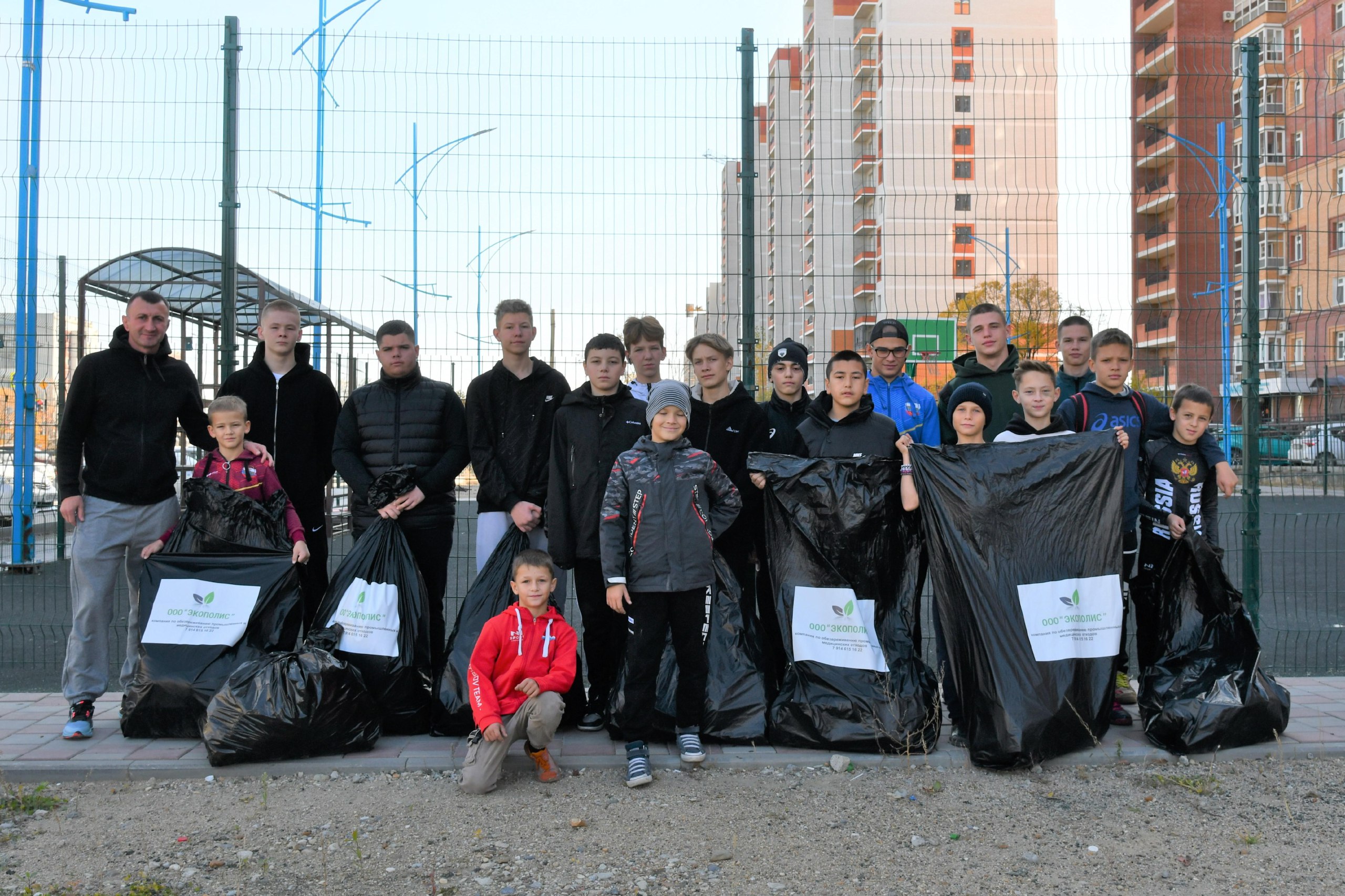 «Город берегу»: юные спортсмены навели порядок на спортивной площадке
