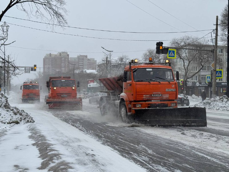 Несмотря на небольшое количество осадков, которое прогнозируют для Благовещенска синоптики, очищать улицы города вышла не только спецтехника от ГСТК, но и привлеченная