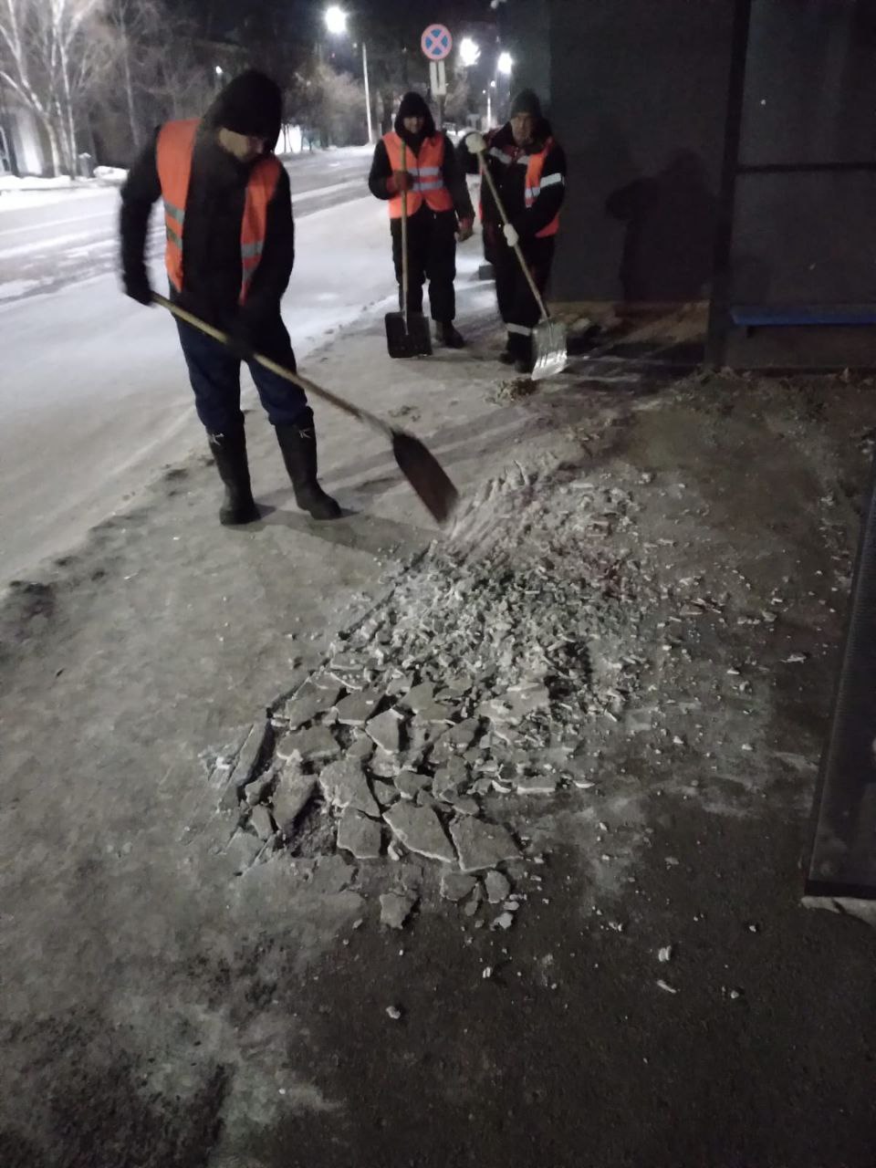 ГСТК посыпал остановки противогололедным материалом