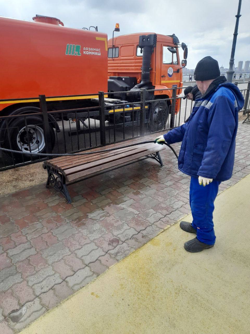 Сотрудник ГСТК приступили к очистке зоны отдыха на набережной Амура