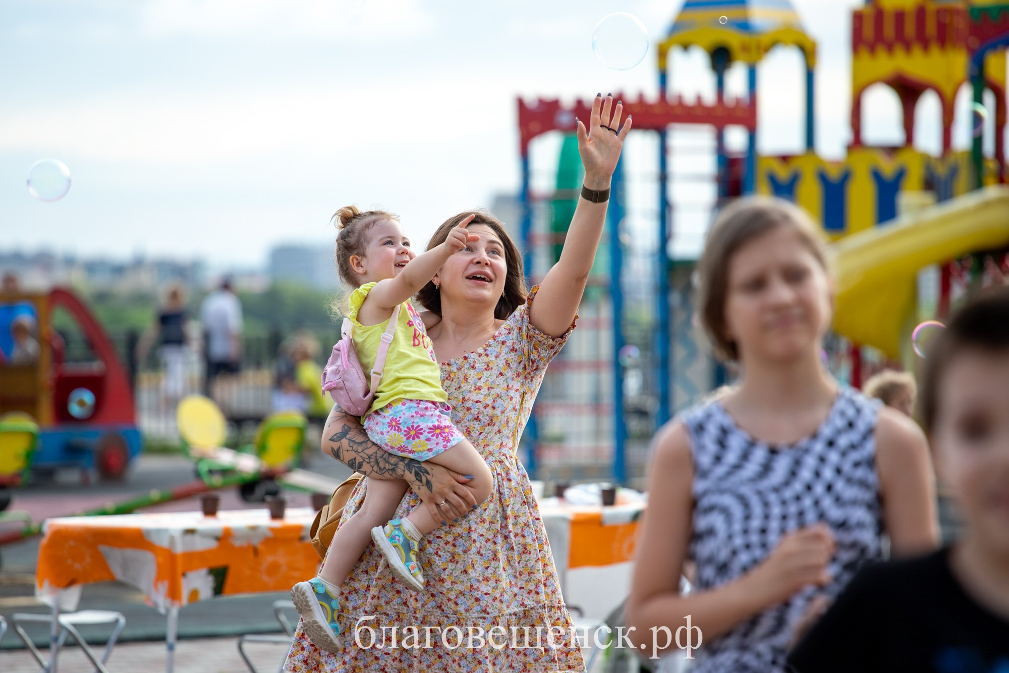 Мастер-классами, квизом и концертами отметят День матери в Благовещенске 