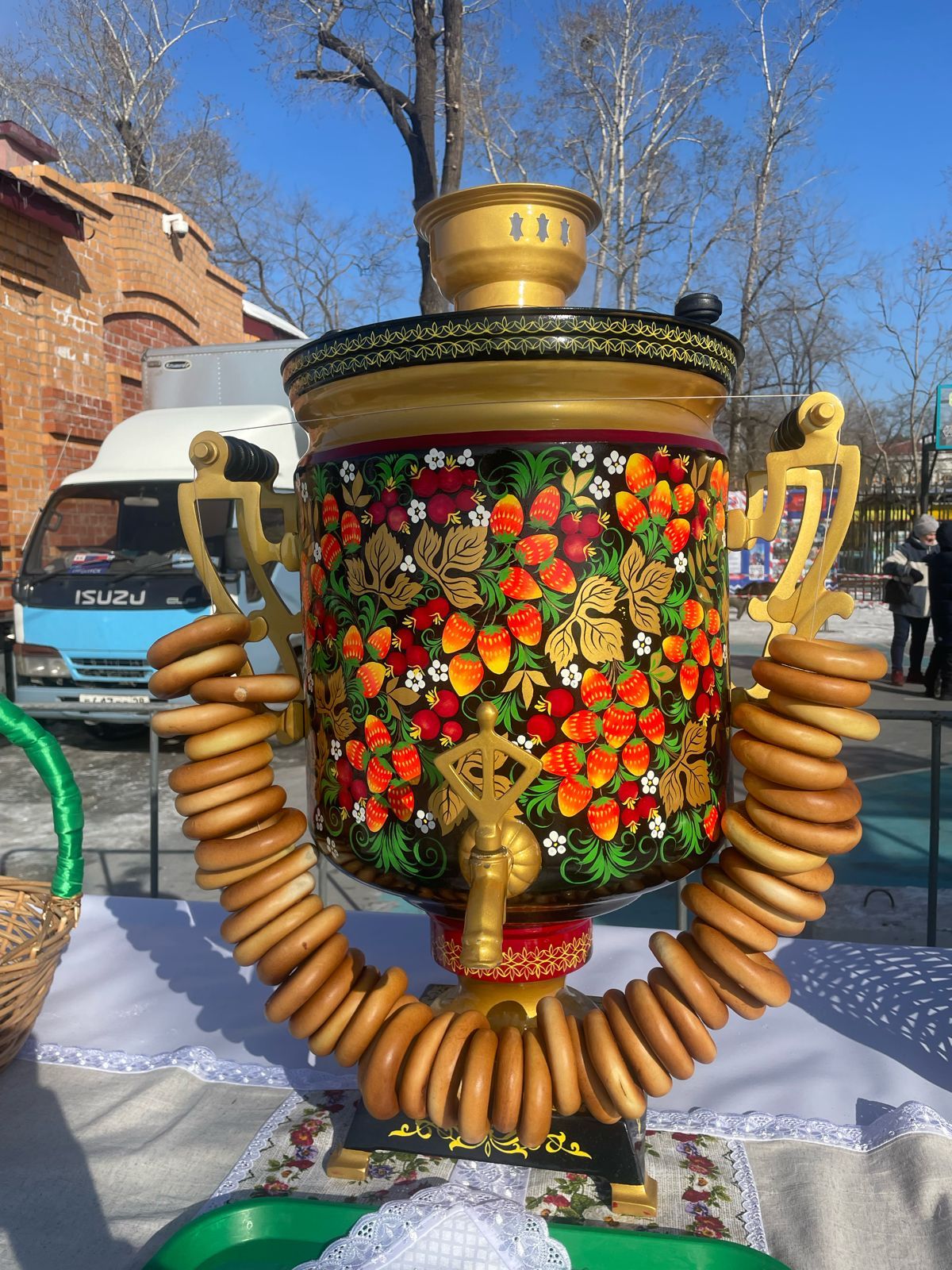 «Сбитень по-Благовещенски» и «глинтвейн по-Амурски»: гостей Международных российско-китайских зимних игр согревали местные товаропроизводители