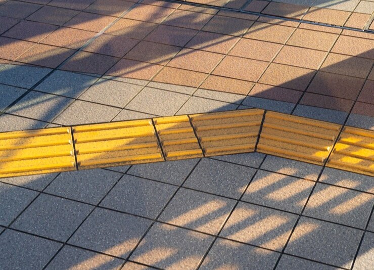 На нескольких участках благовещенских дорог уложили тактильную плитку