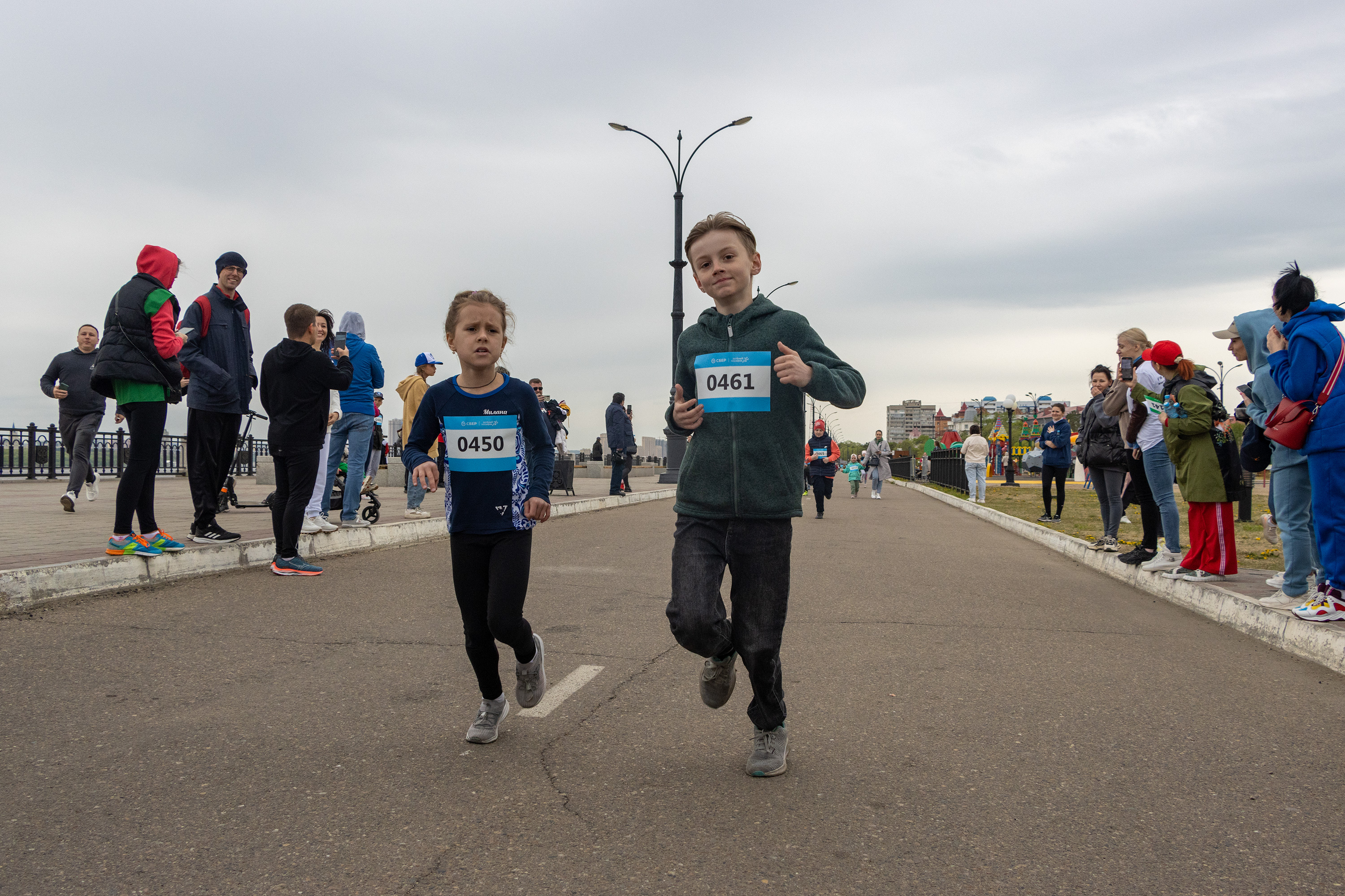 В эти выходные благовещенцы посадили цветы и пробежали «Зеленый марафон»