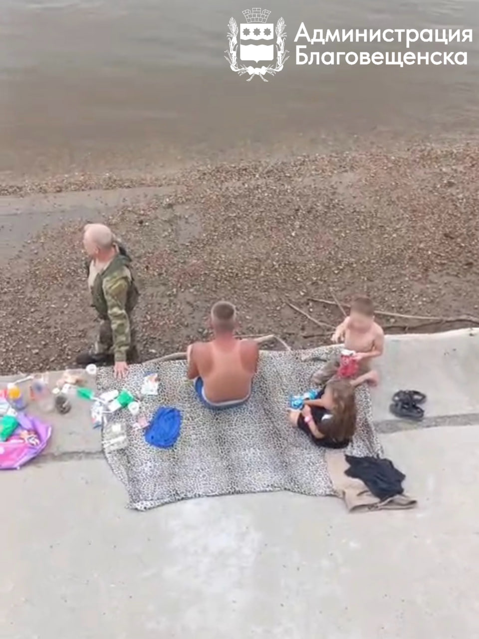 Неудавшийся семейный отдых: почему спасатели попросили горожан покинуть прибрежную зону?