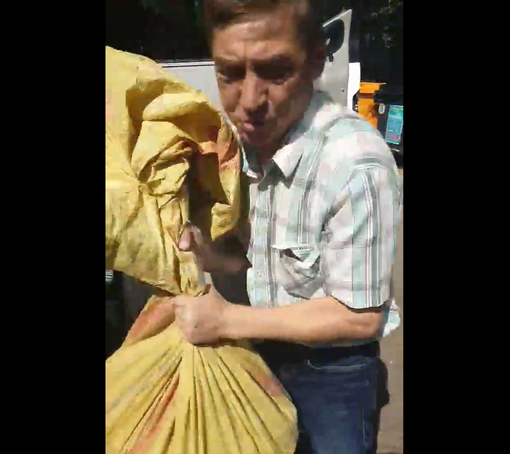 «Ну штраф выпишут»: благовещенец выгрузил строительный мусор на контейнерной площадке