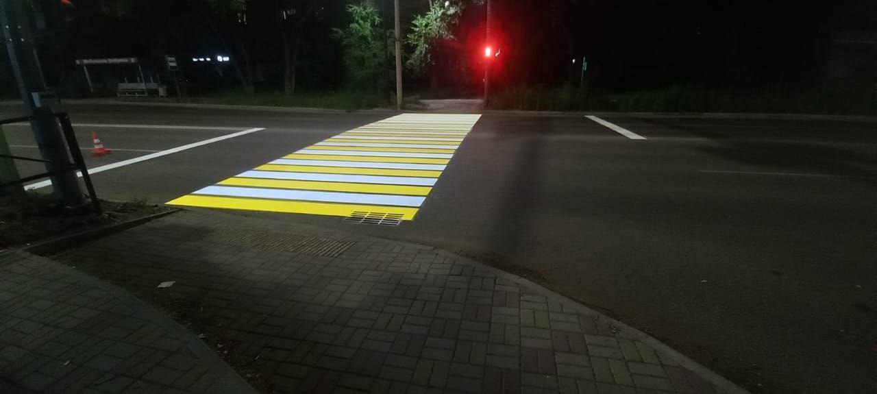 В Благовещенске дорожники обновляют разметку возле школ к новому учебному году