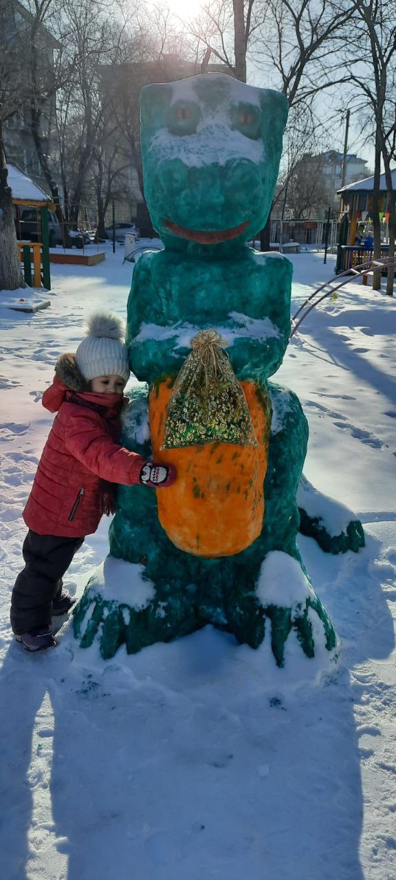 Двухметровый динозавр поселился в благовещенском детском саду 