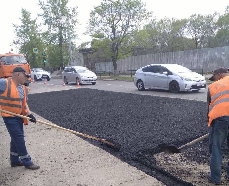 В Благовещенске с начала месяца отремонтировали более 300 квадратных метров асфальта