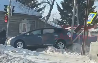 Жертвой автолюбителя стал дорожный знак на Зейской – Артиллерийской