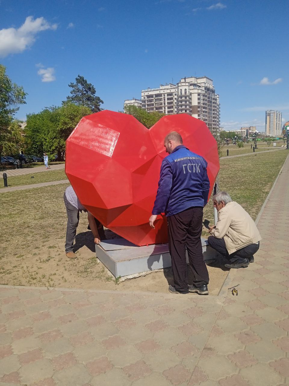 Сердце Благовещенска заняло свое место на набережной