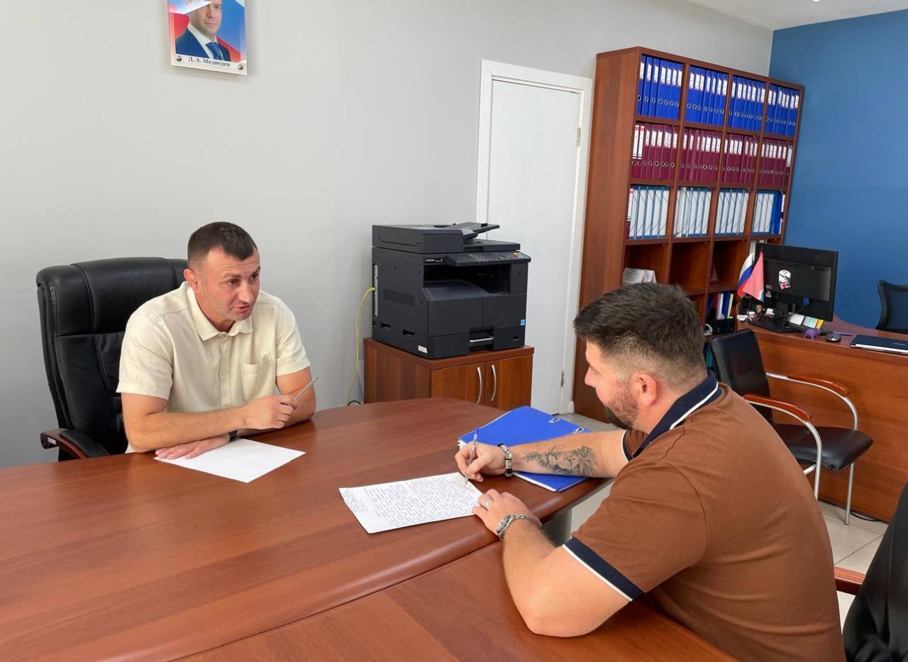 Каждую последнюю субботу месяца благовещенский депутат консультирует жителей и помогает в решении вопросов, связанных с благоустройством дворовых территорий 