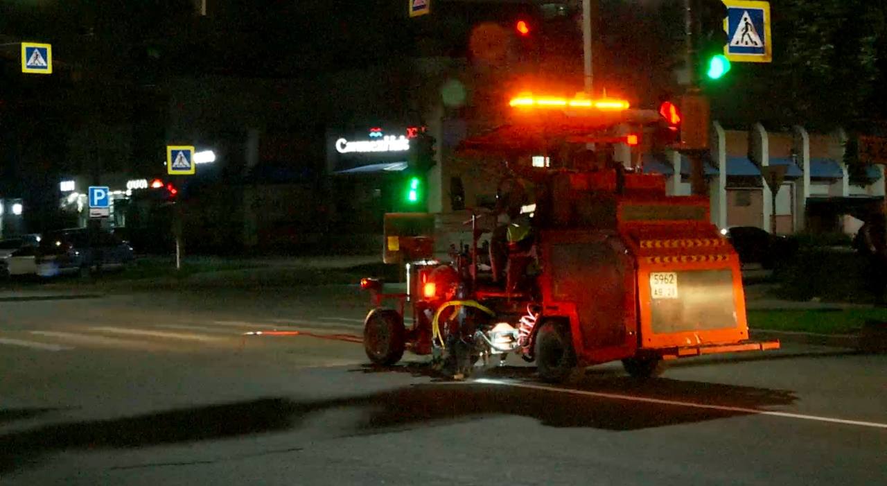 В Благовещенске обновляют дорожную разметку холодным пластиком