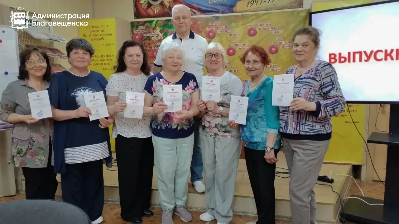 В благовещенском клубе «Живопись 55+» состоялся яркий выпуск девяти художников
