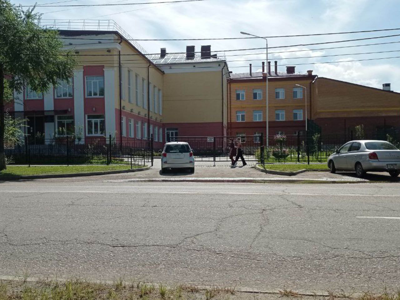 Благовещенские учителя попросили мэра оборудовать парковку у школы № 22