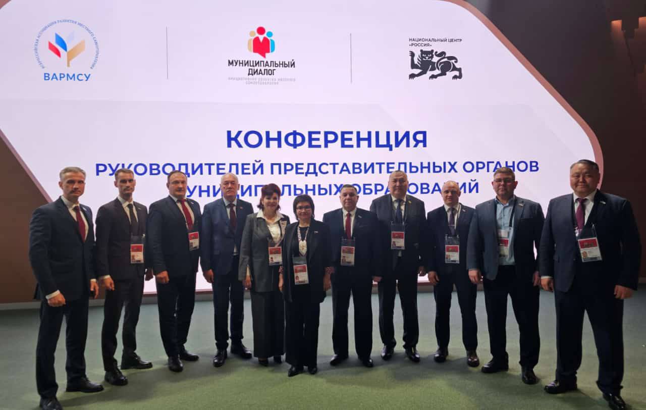  «Нам с коллегами удалось поделиться лучшими практиками и обсудить стратегии развития муниципального управления»: депутат Благовещенской гордумы Владимир Семёнов поучаствовал в первой конференции руководителей представительных органов России