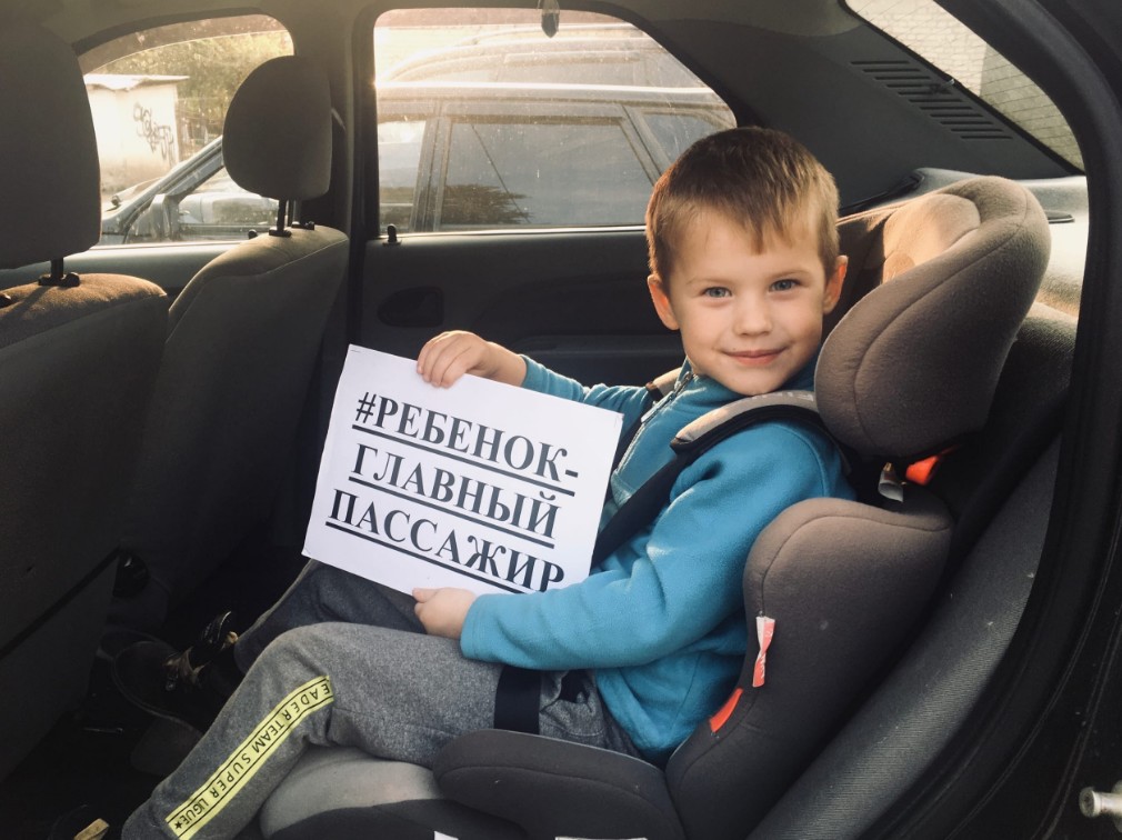 Благовещенцам напомнят о необходимости перевозки детей в автокреслах