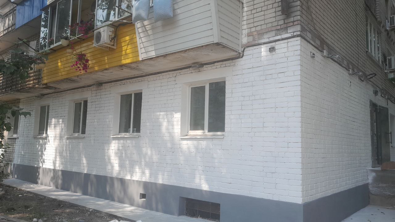 В благовещенской библиотеке «Дом семьи» отремонтировали крыльцо и покрасили фасад