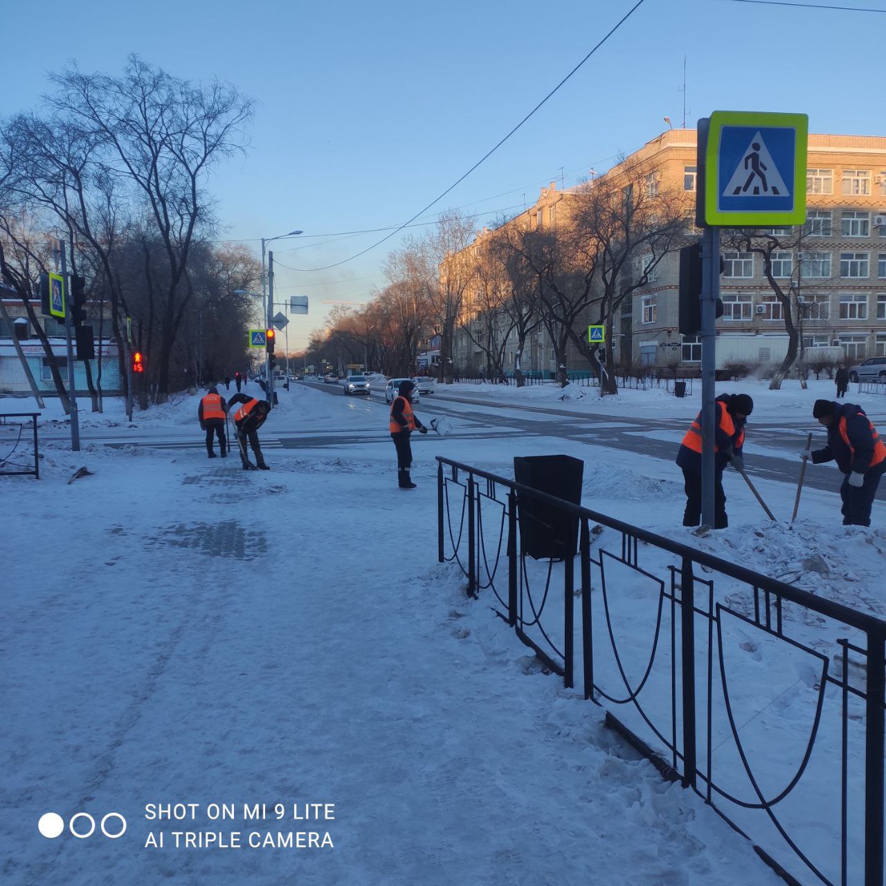 По Красноармейской, Ленина и Зейской чистят тротуары