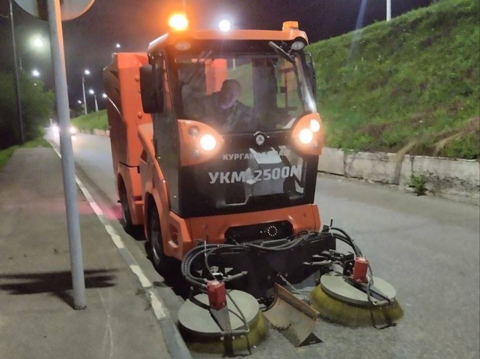 Ночью благовещенские коммунальщики очистили «прилотковку» по четной стороне Загородной