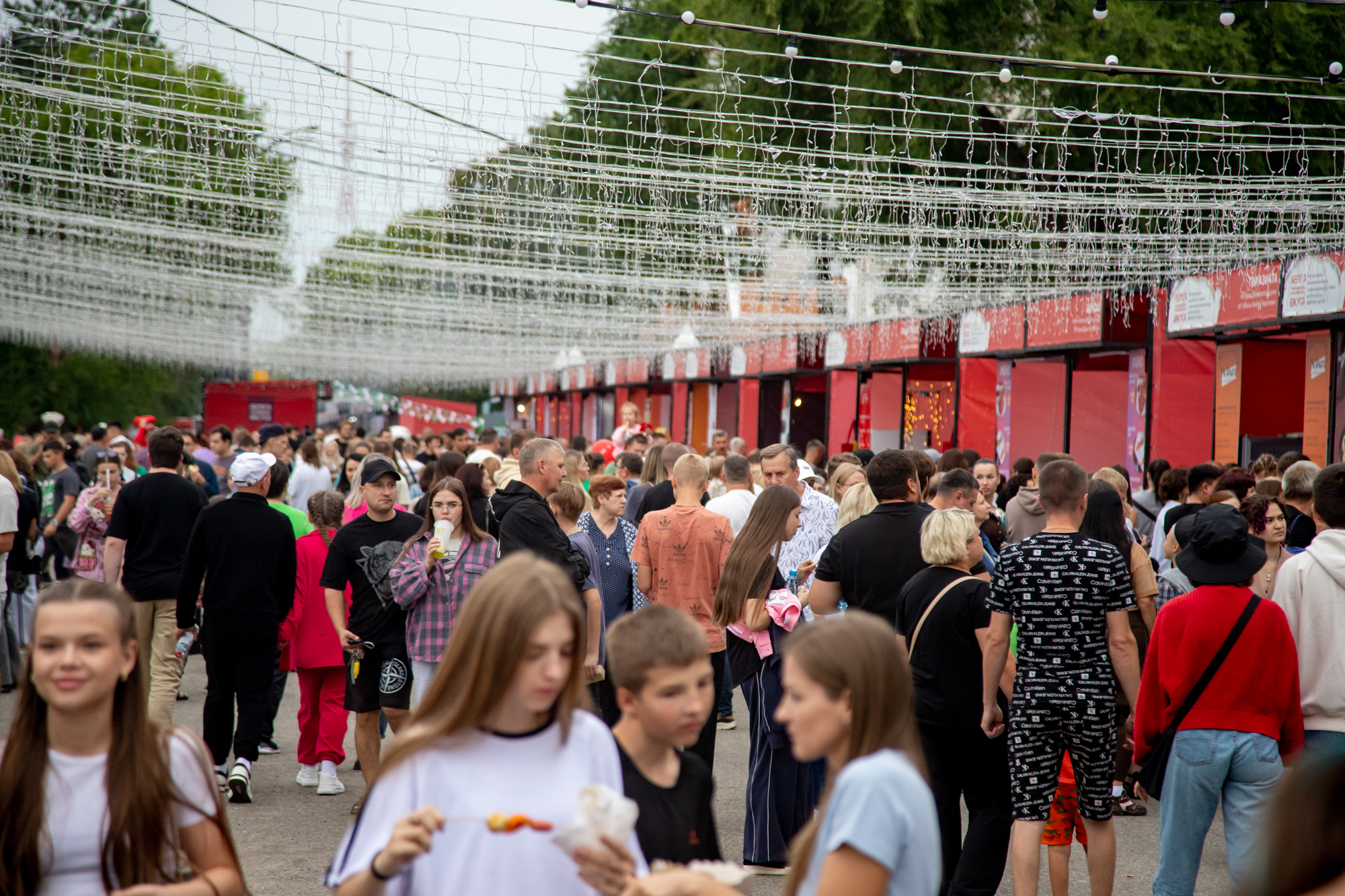 «Решили посмотреть атмосферу сегодняшнего дня»: в Благовещенске открылся международный гастрофестиваль «Берега вкуса»! 