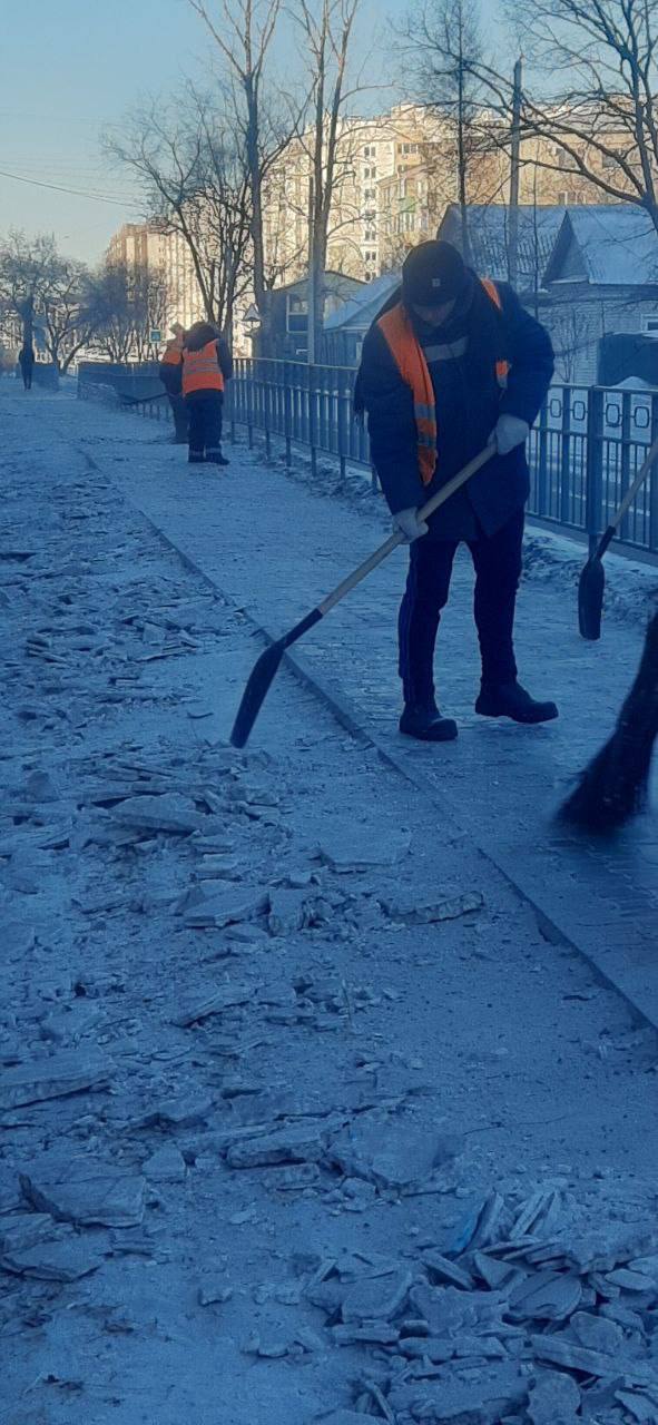 ГСТК очистил тротуар на «Тайване»