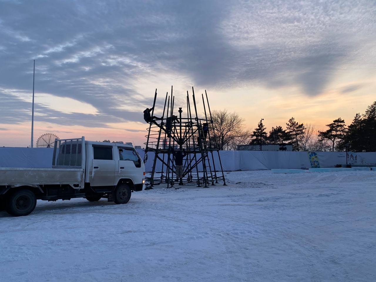 В Благовещенске начали монтировать главную ель 