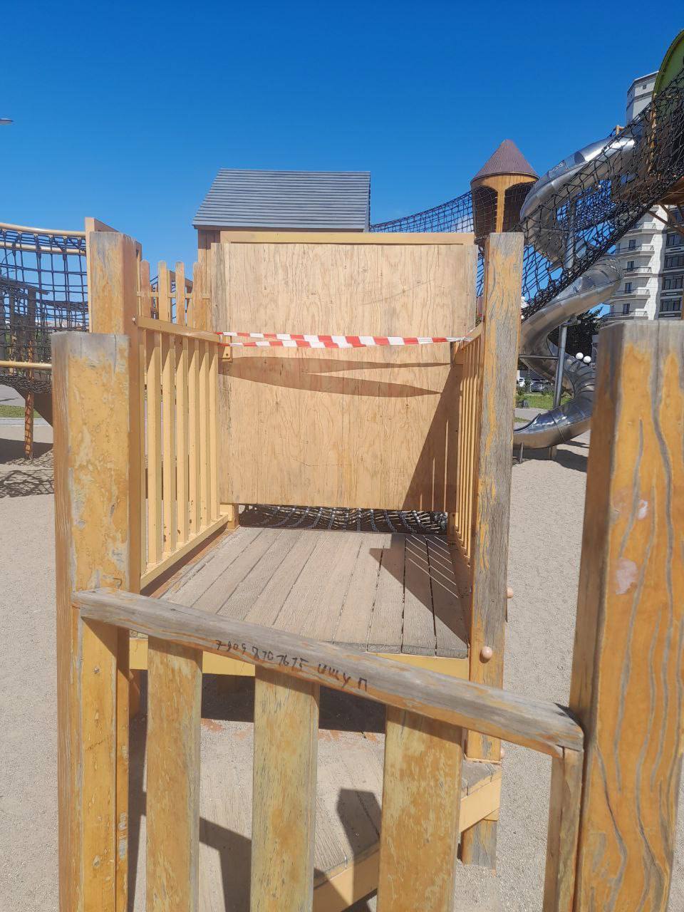 На набережной Амура частично закрыли детскую площадку 