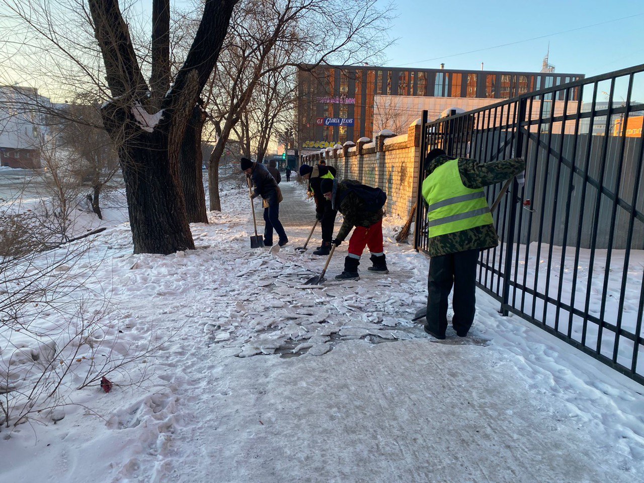 Продолжается очистка тротуаров от снега и наледи