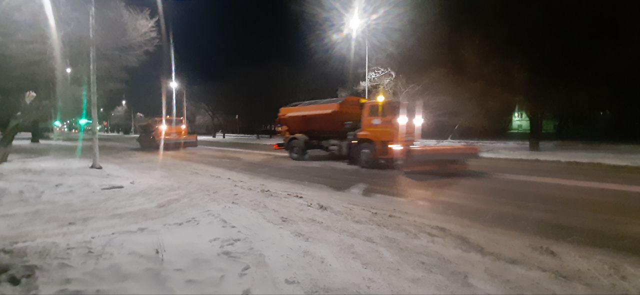 ГСТК посыпит противогололедным материалом дороги в Астрахановке, Белогорье и Садовом 