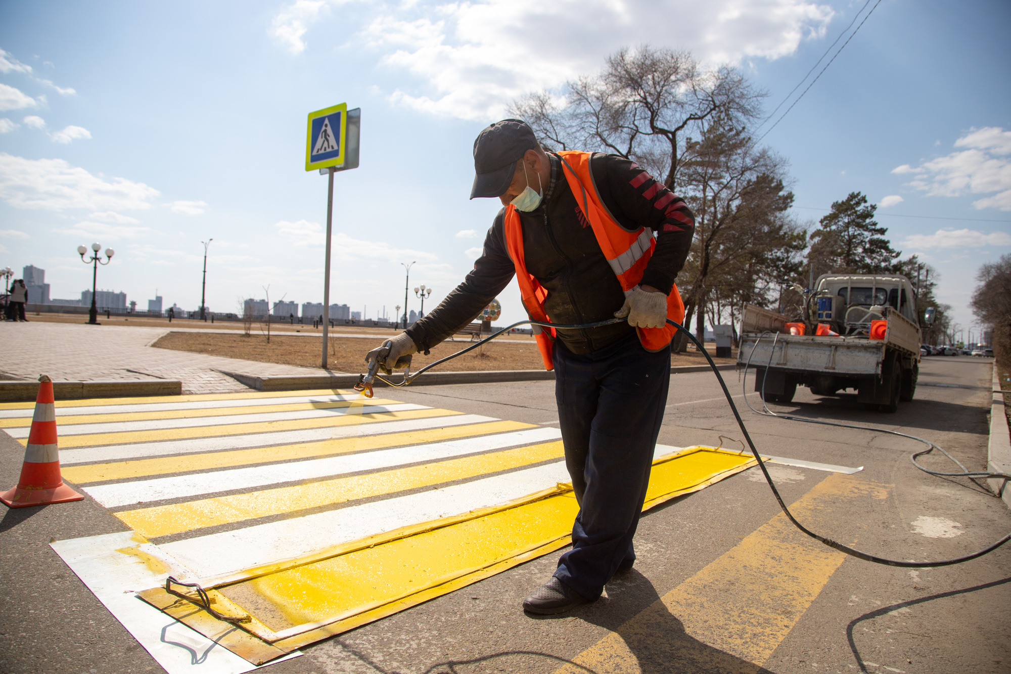 В Благовещенске обновляют дорожную разметку 