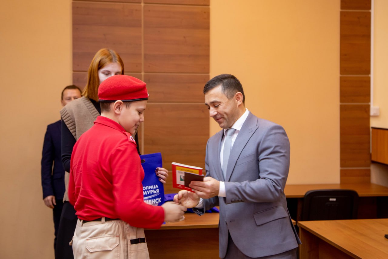  Городские школьники получили первые паспорта из рук мэра Олега Имамеева