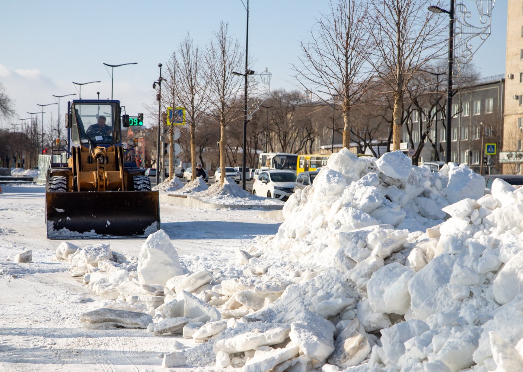 В Благовещенске начали разбирать снежный городок