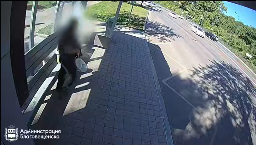 И снова на те же грабли: благовещенец оставил надпись на стене автобусного павильона