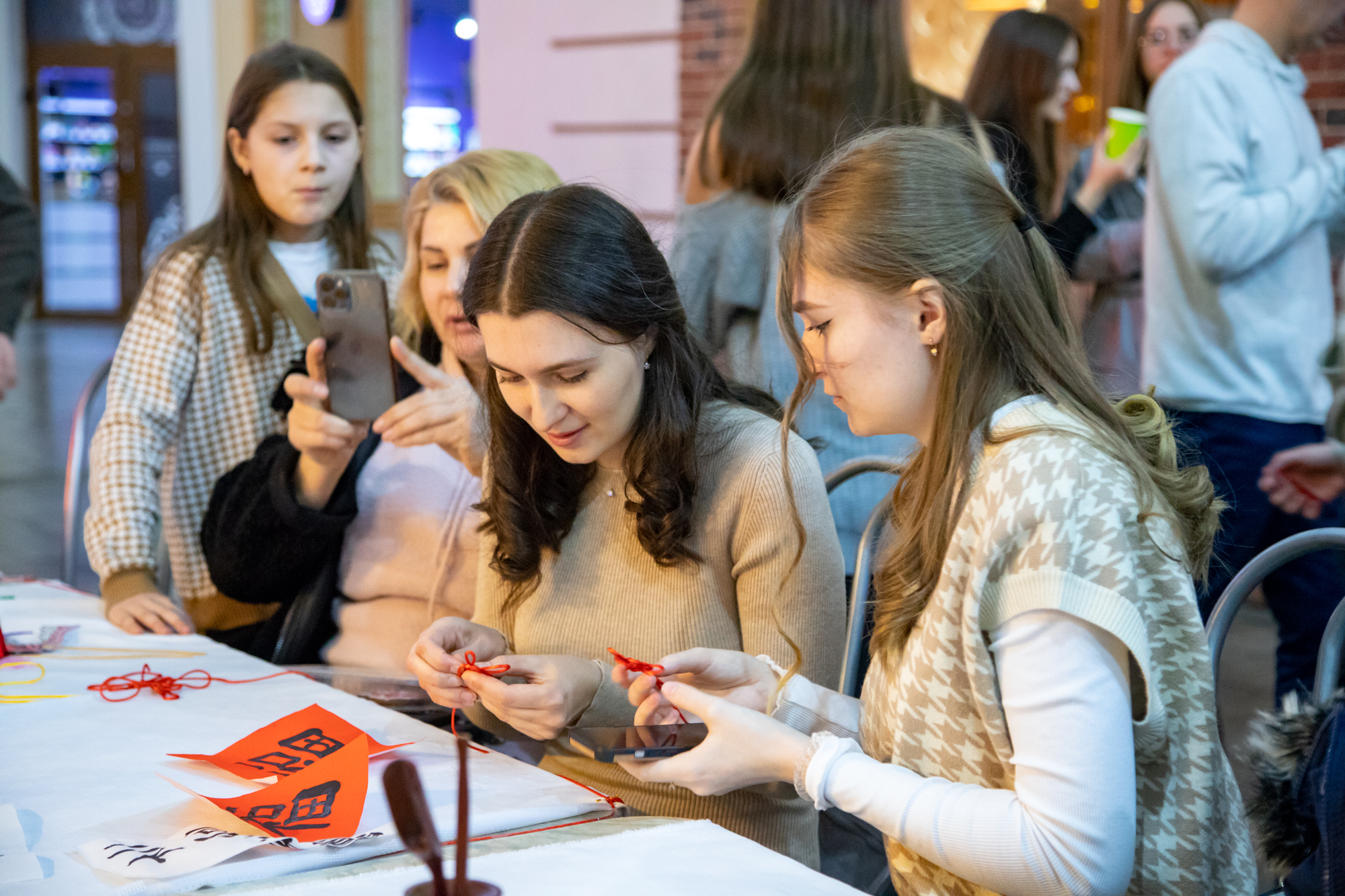 Благовещенцев научат писать китайские иероглифы и плести узелки на удачу