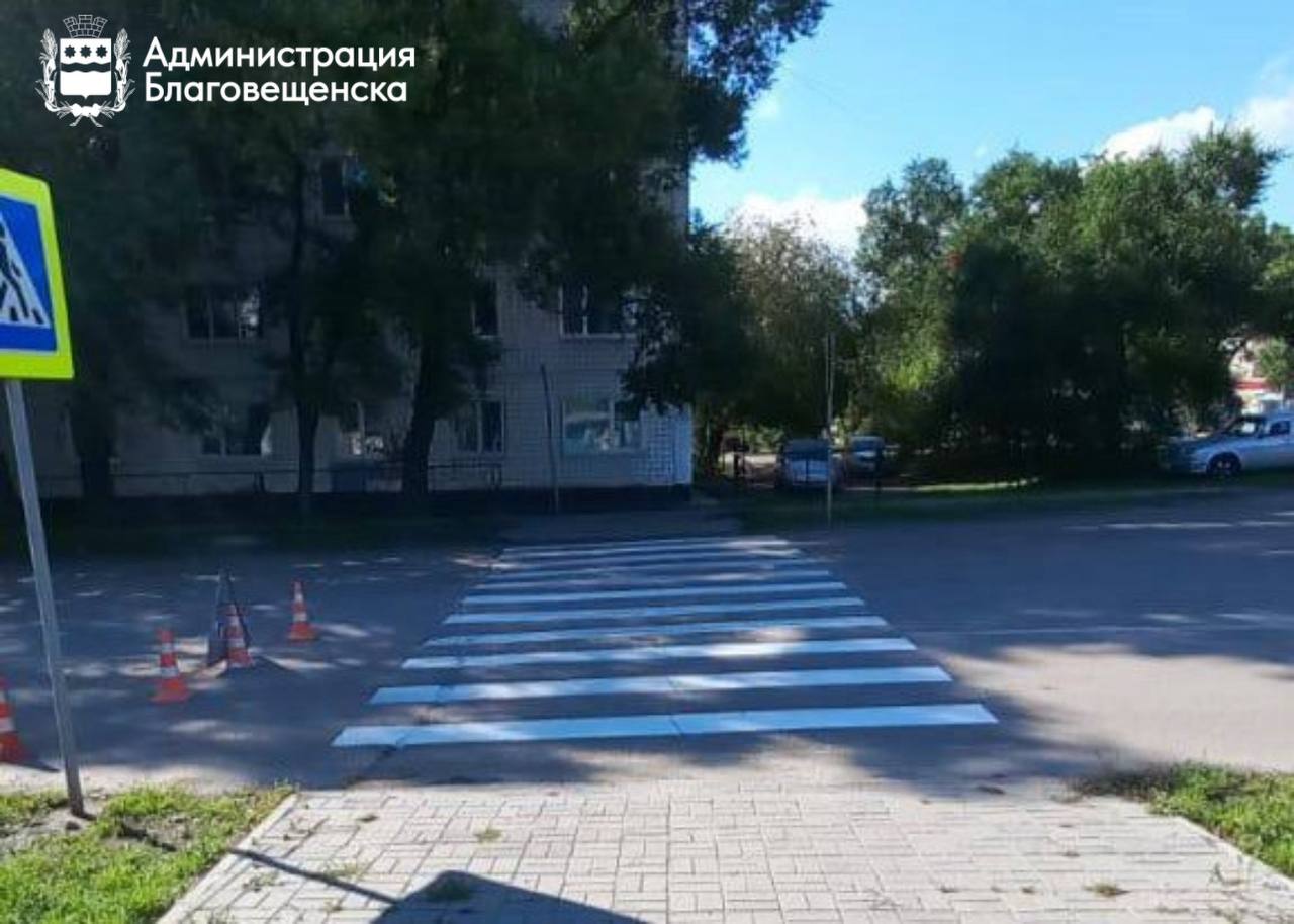 Больше двух с половиной тысяч квадратов свежей разметки появилось на школьных маршрутах Благовещенска 