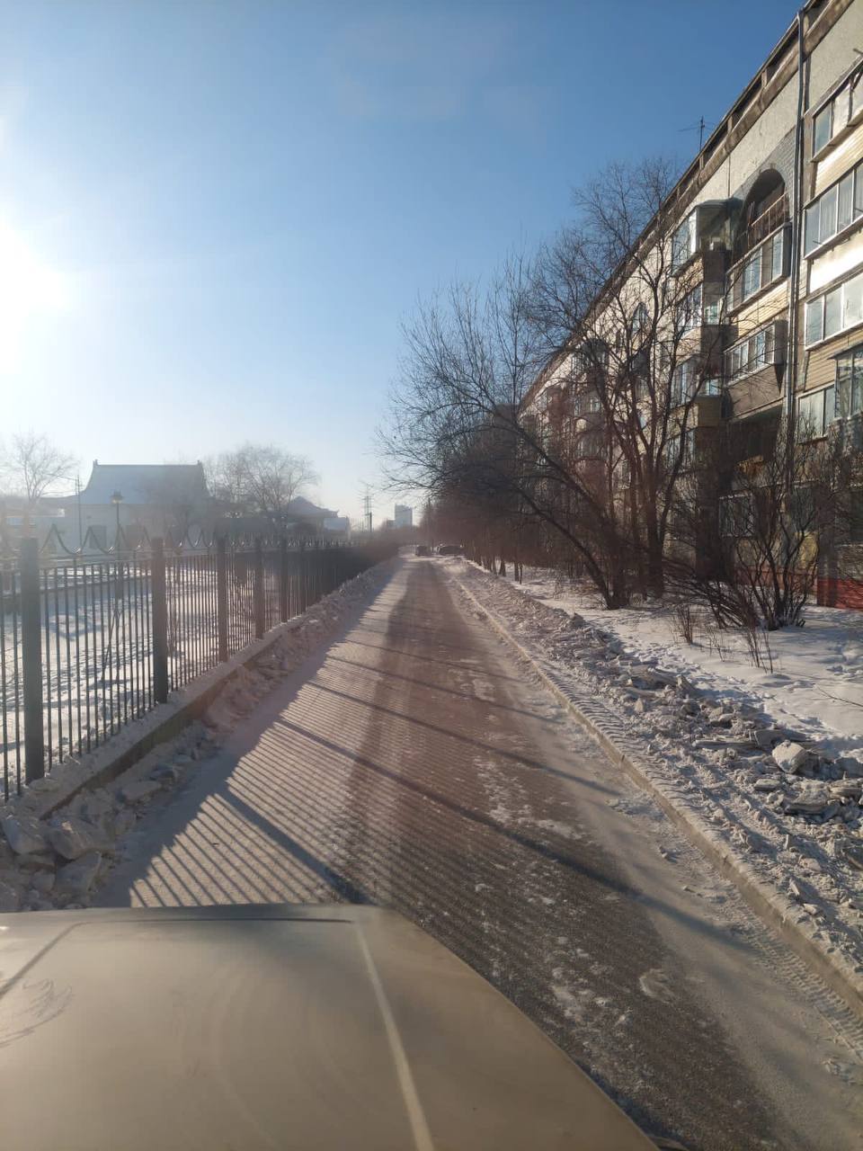 ГСТК по просьбе жителей очистили проезд вдоль парка Дружбы