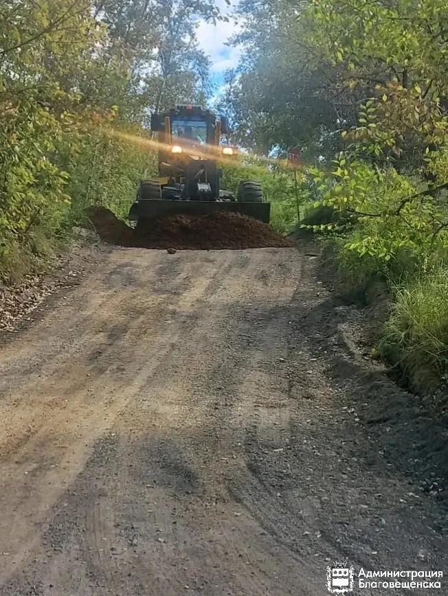 Еженедельно в Благовещенске профилируют около 30 км грунтовых дорог