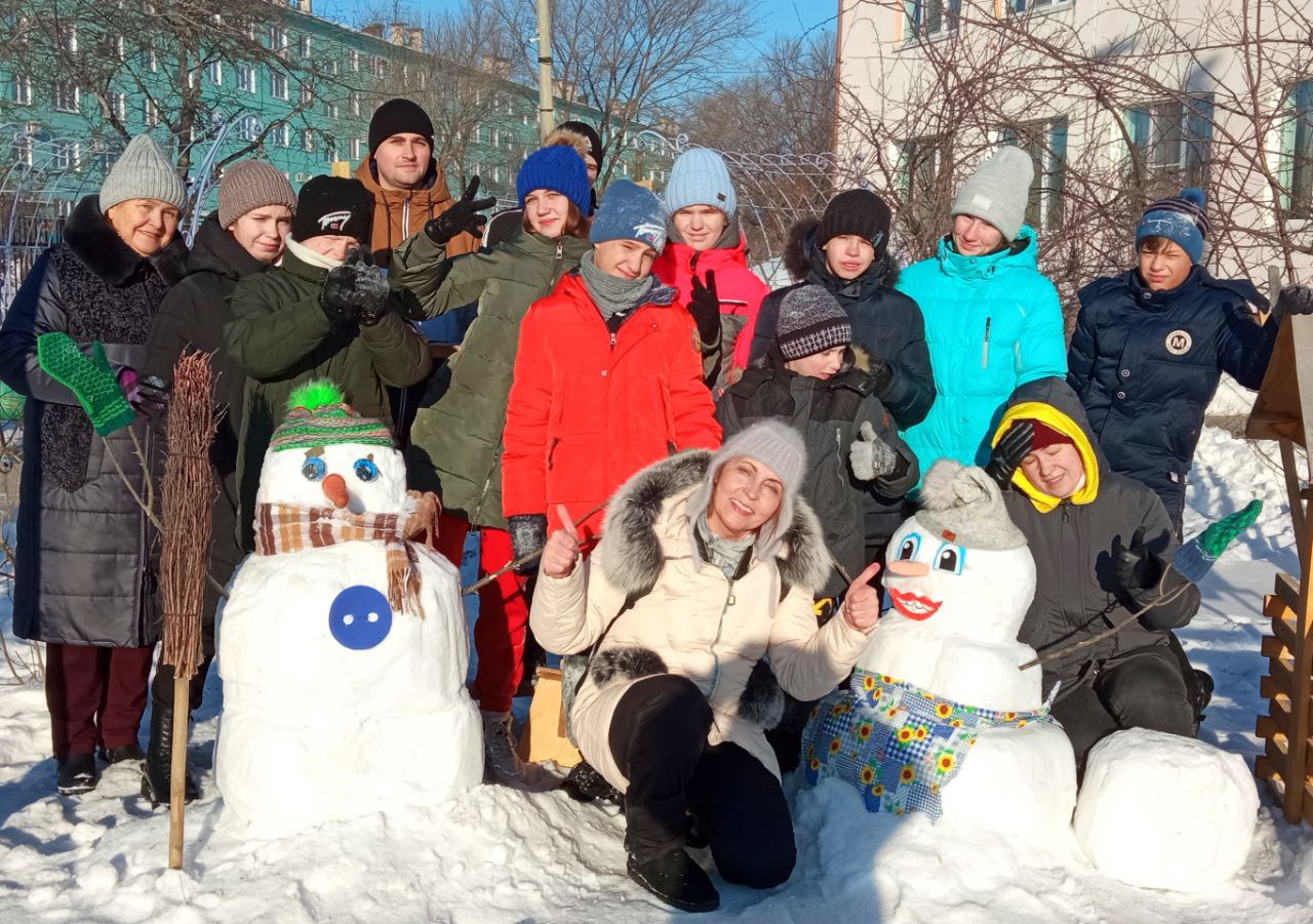 Судебные приставы вместе с ребятами из Благовещенского детского дома украсили двор снеговиками