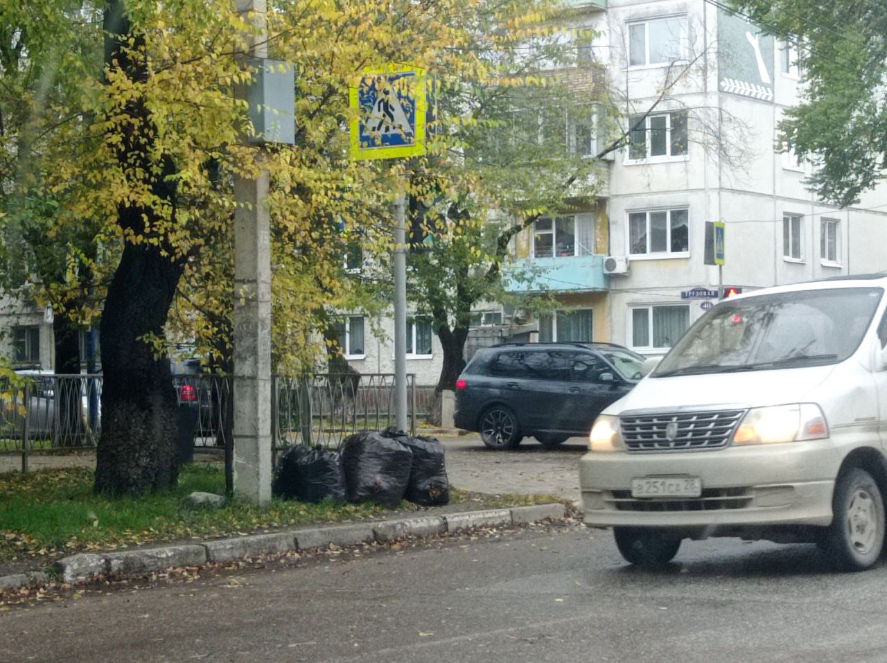 Благовещенцы оставляют после своих субботников мешки мусора 