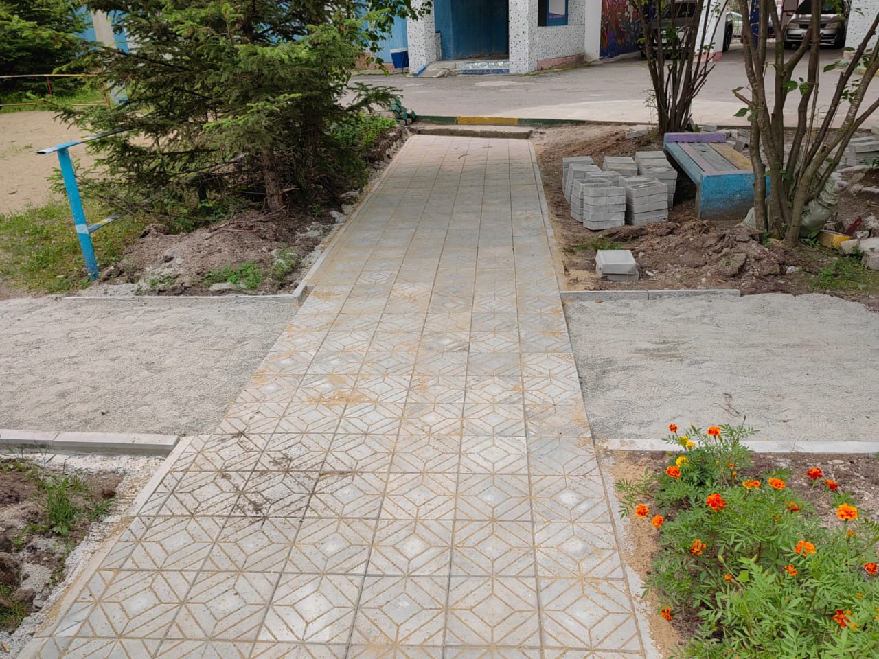 Благовещенцы отремонтировали тротуары во дворе за счет выигрыша в конкурсе
