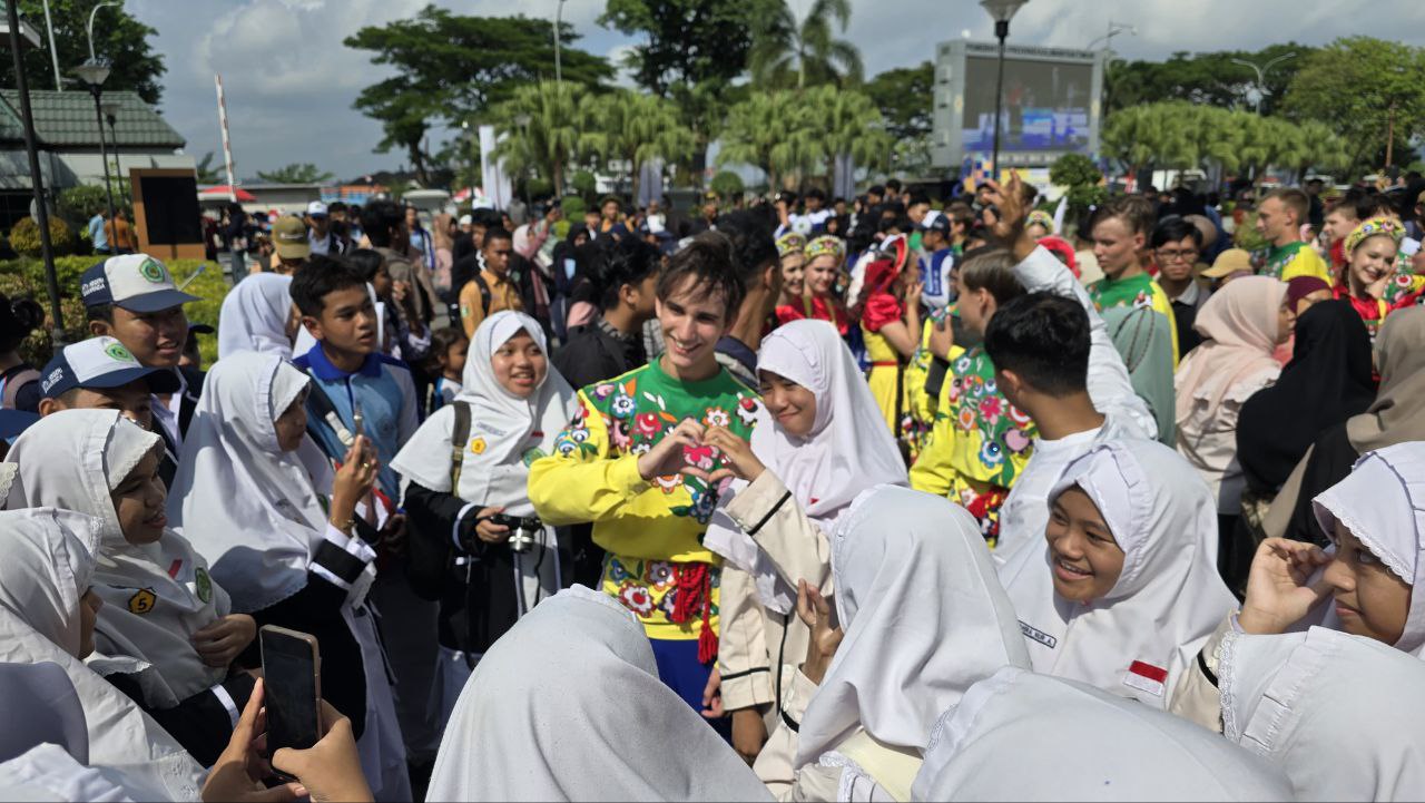 Танцы, народные игры и мастер-классы: чем «Ровесники» покорили индонезийского зрителя?