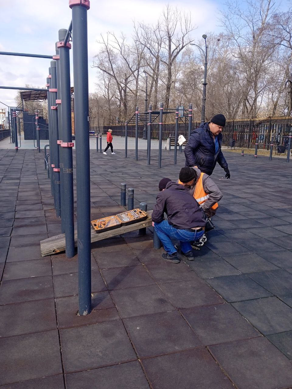Сотрудники ГСТК демонтировали для ремонта несколько тренажеров со спортплощадки набережной