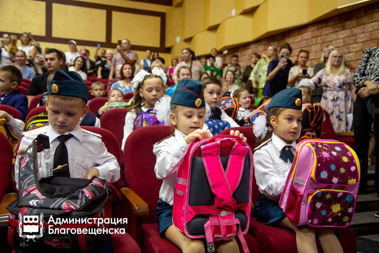 Старт в школьную жизнь: больше двухсот первоклассников получили свой первый портфель 