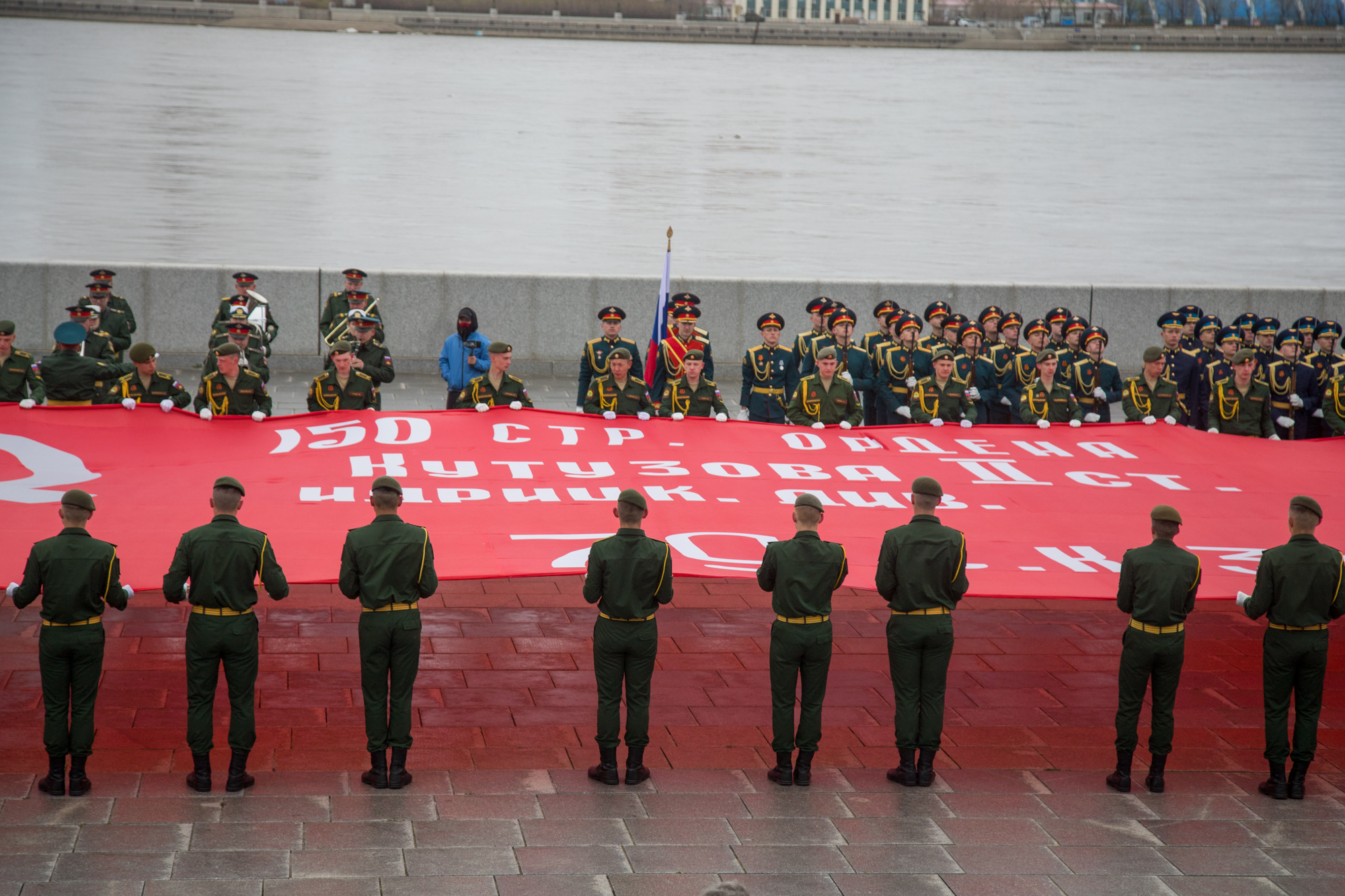 В честь Дня Победы в Благовещенске развернули знамя Победы